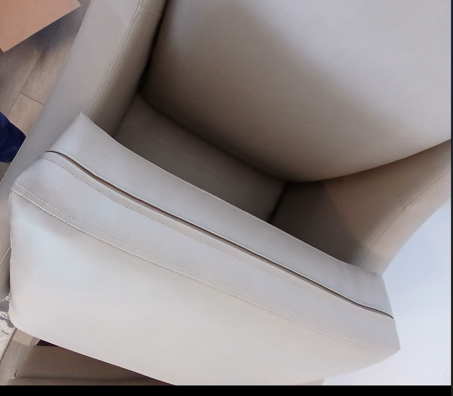Loveseat cushion zipper